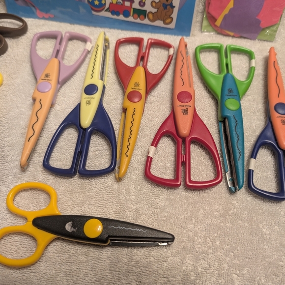Lot of 12 Craft Scissors/ Scrapbook page Kit/decoration shapes, Never Used - Picture 3 of 8
